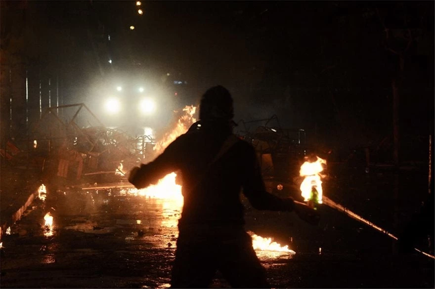 Εμπόλεμη ζώνη η Αθήνα – Για 5 ώρες οι κουκολοφόροι έκαιγαν και έσπαγαν – Μόνο 19 συλλήψεις από την ΕΛΑΣ!